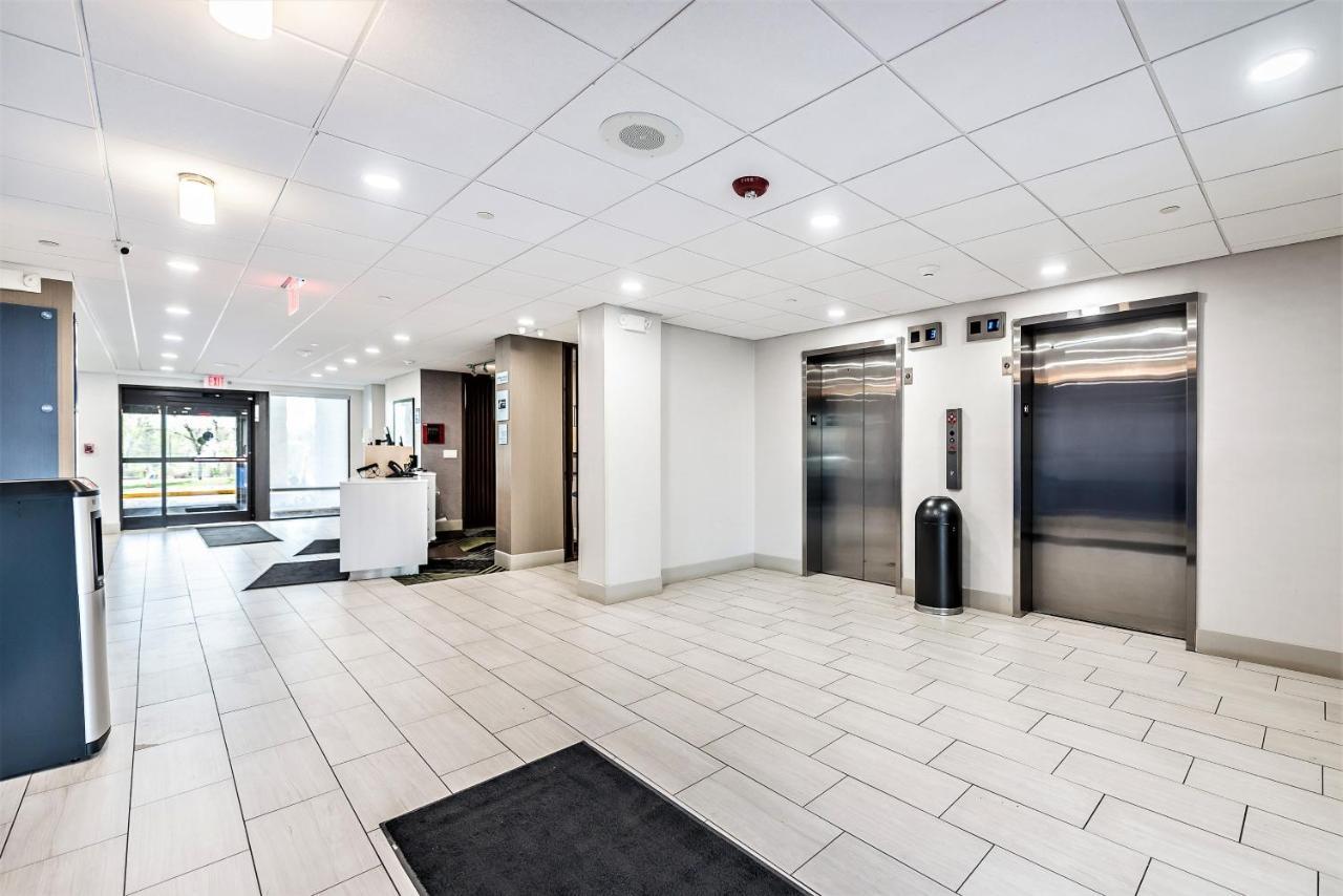 Holiday Inn Express Flint-Campus Area By Ihg Exterior photo