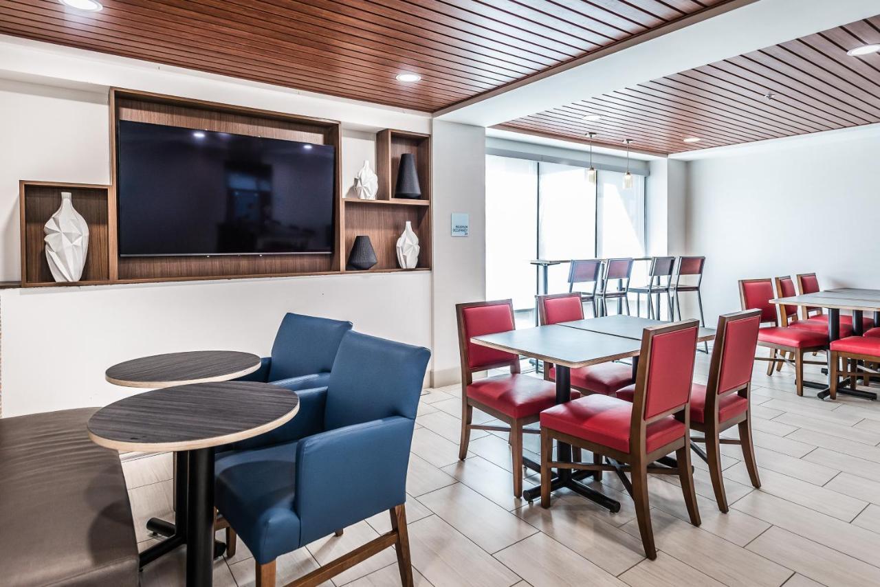 Holiday Inn Express Flint-Campus Area By Ihg Exterior photo