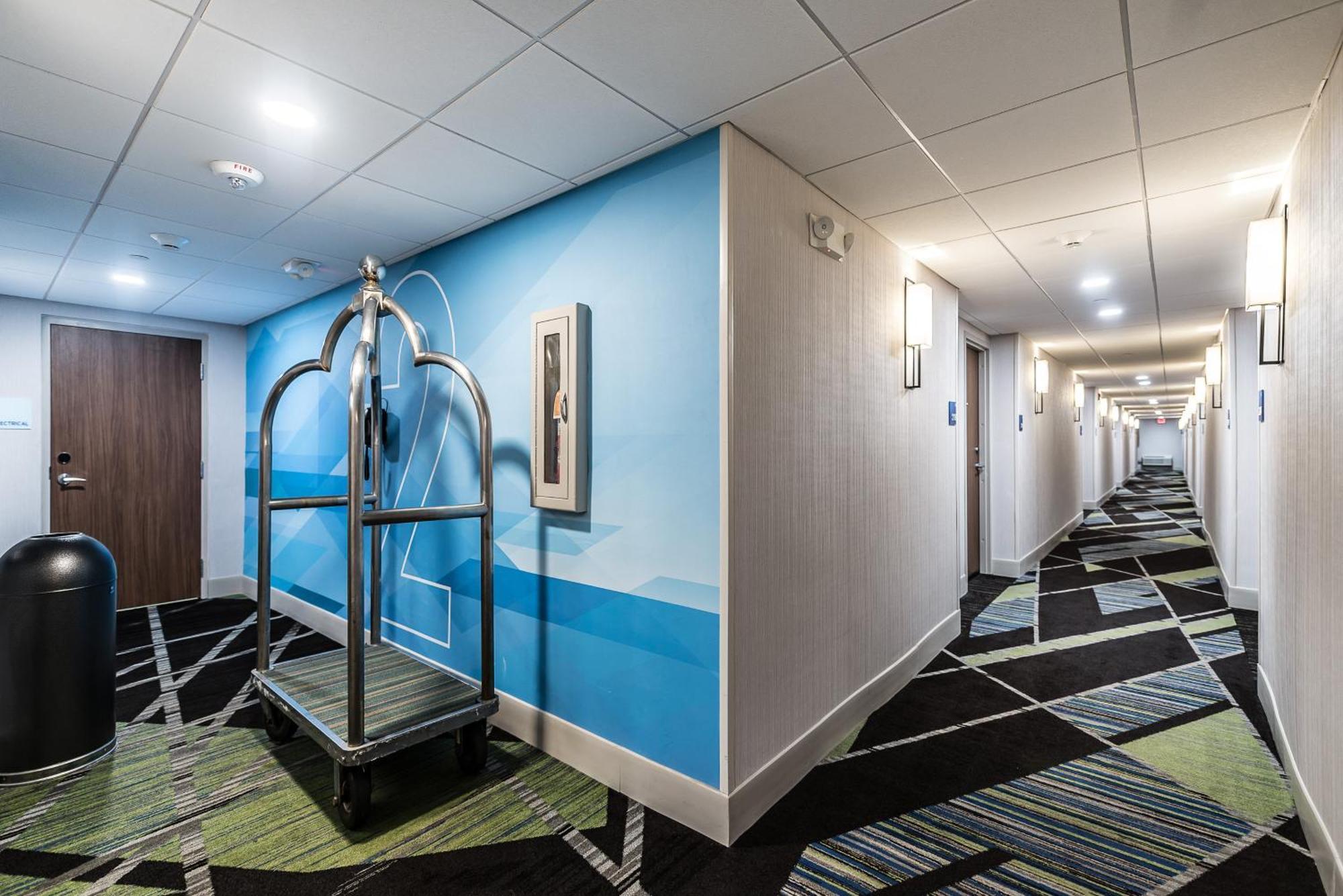 Holiday Inn Express Flint-Campus Area By Ihg Exterior photo